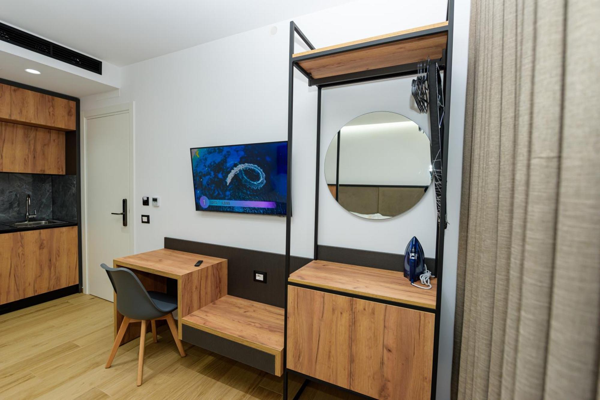 Kevin'S Aparthotel Vlore Exterior photo
