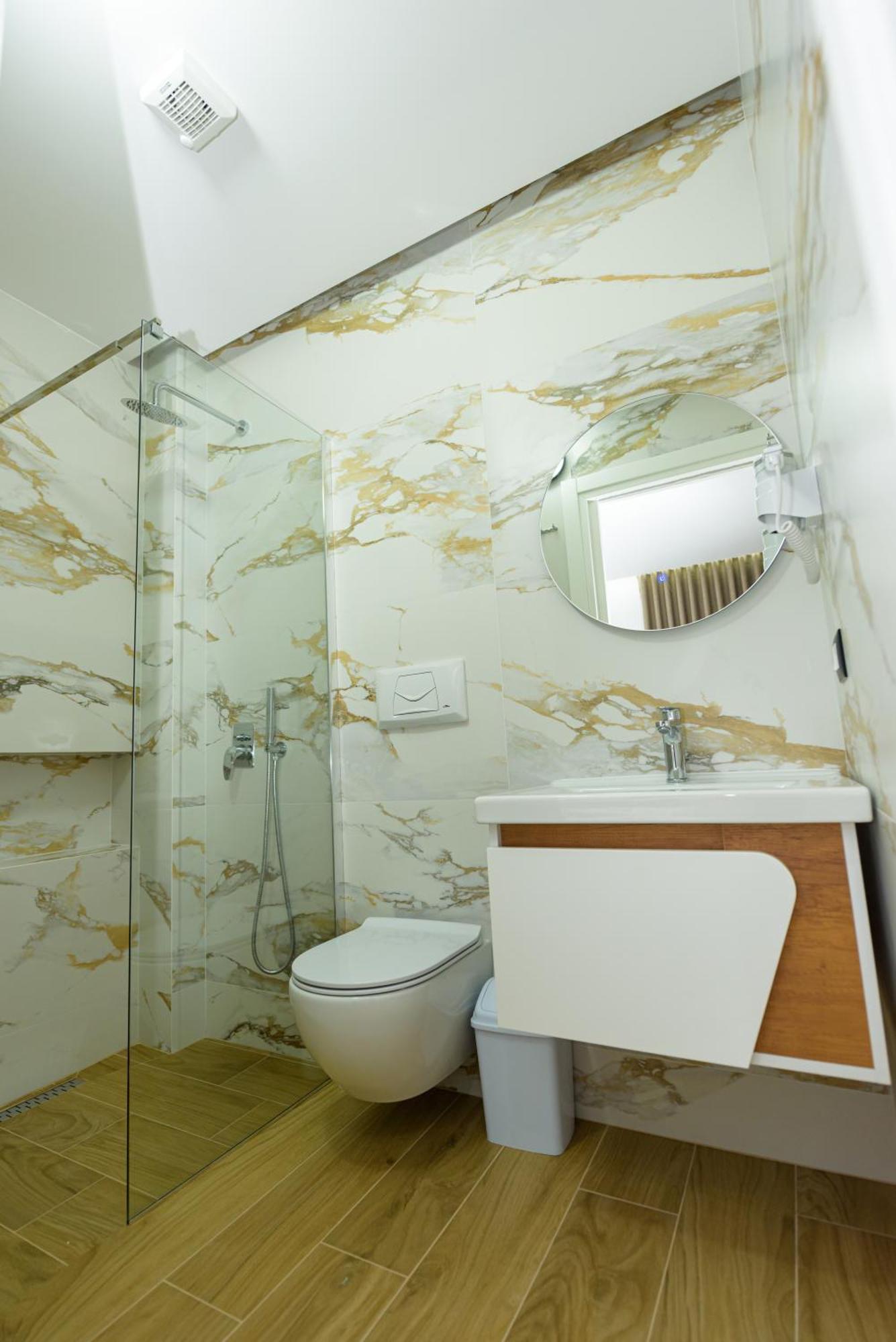 Kevin'S Aparthotel Vlore Exterior photo