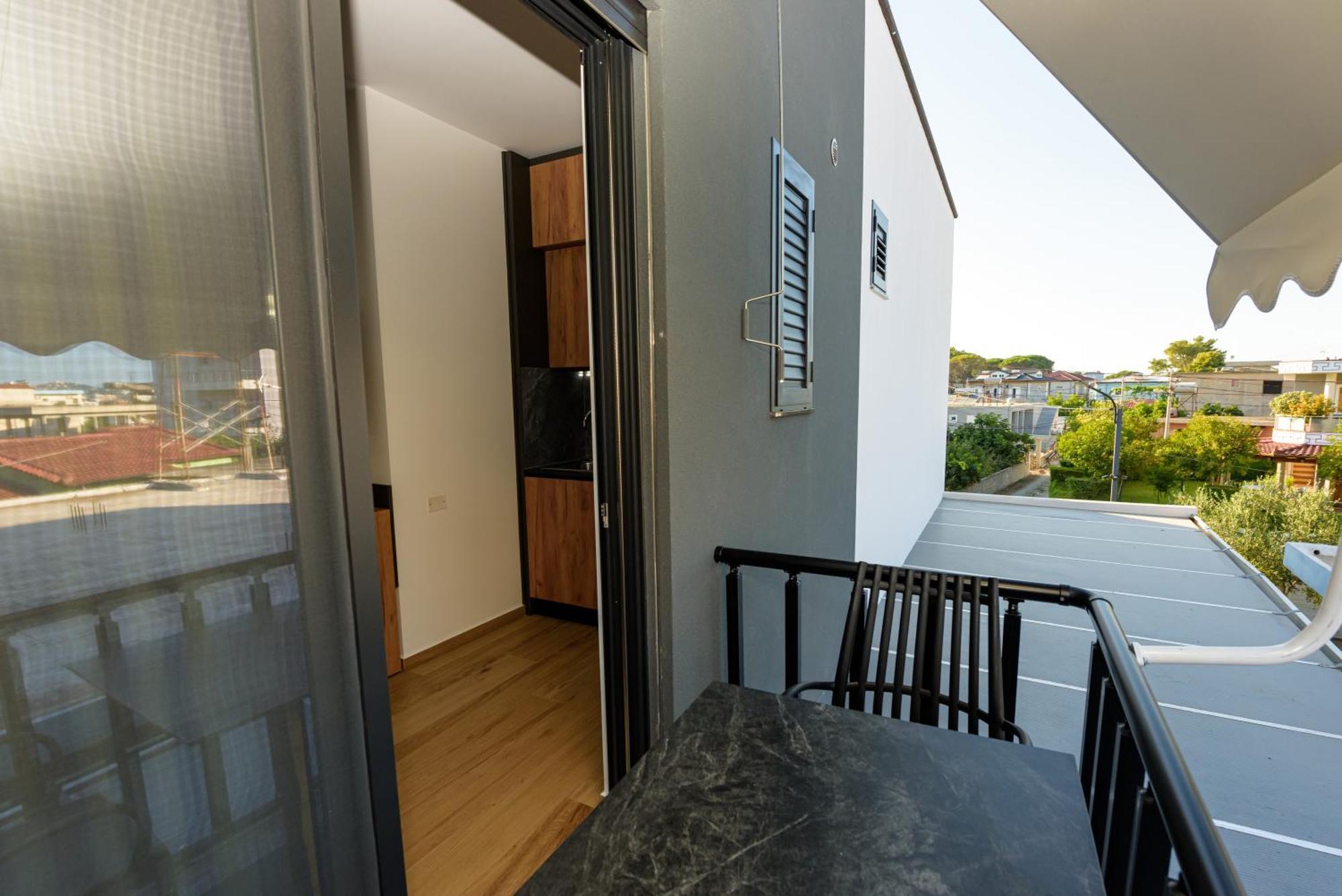Kevin'S Aparthotel Vlore Exterior photo