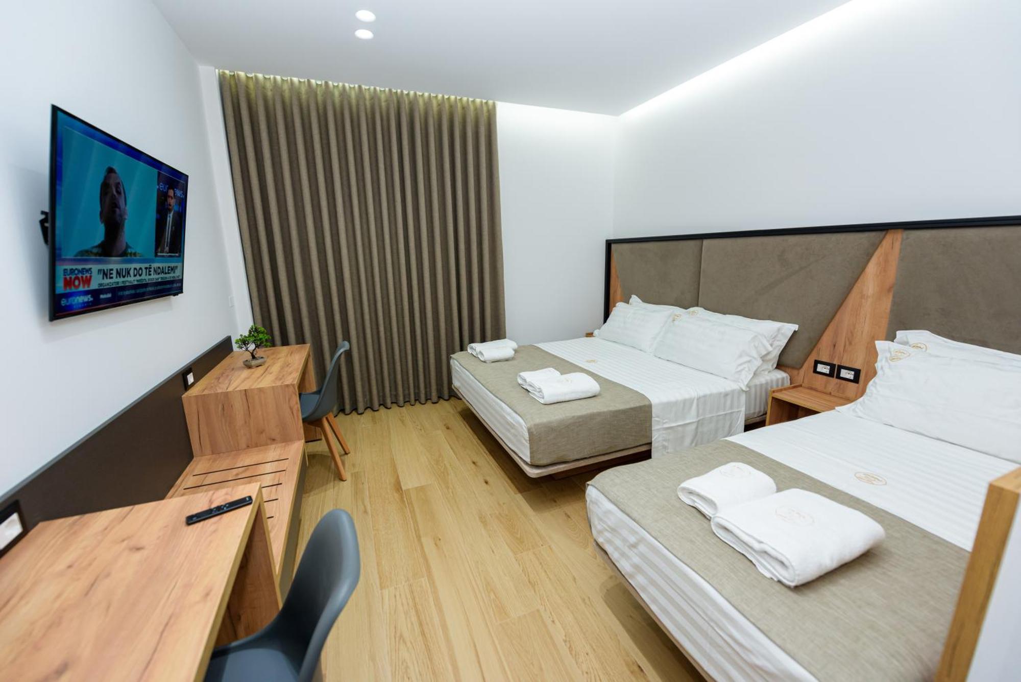 Kevin'S Aparthotel Vlore Exterior photo